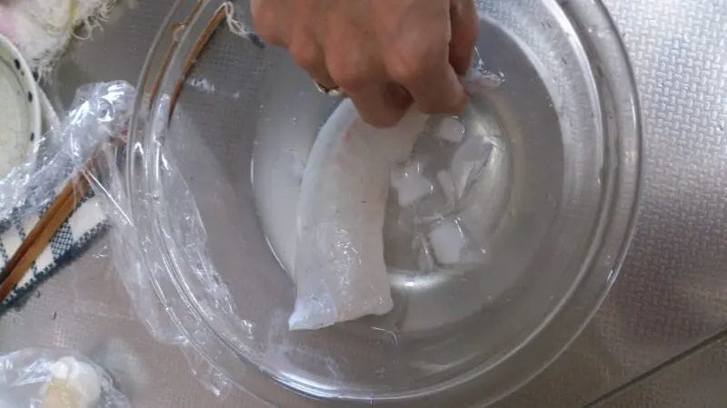 氷水にさらし余熱を取る｜松皮造り
