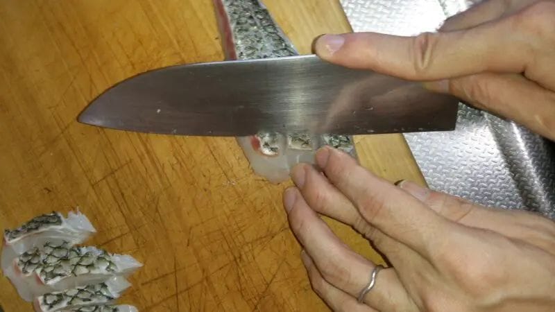 平造りに切る｜松皮造り