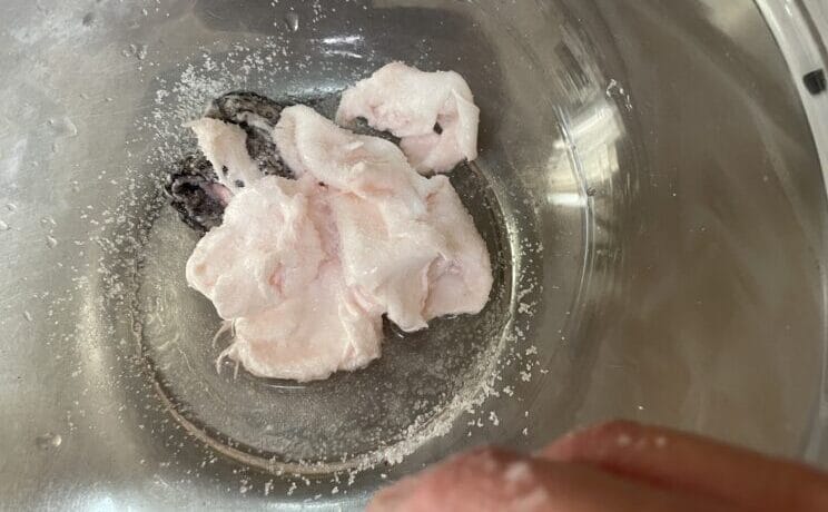 塩でヌメリを取る|シーバス(スズキ),浮袋,料理,レシピ,釣果メシ