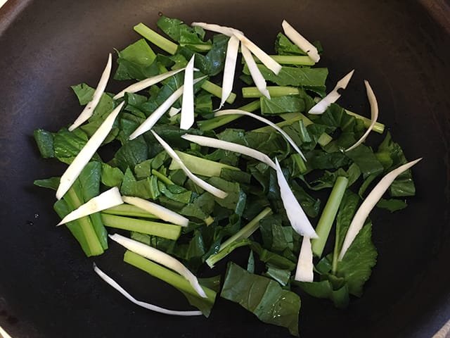 添え野菜の準備、広東風中華蒸し|釣果メシ