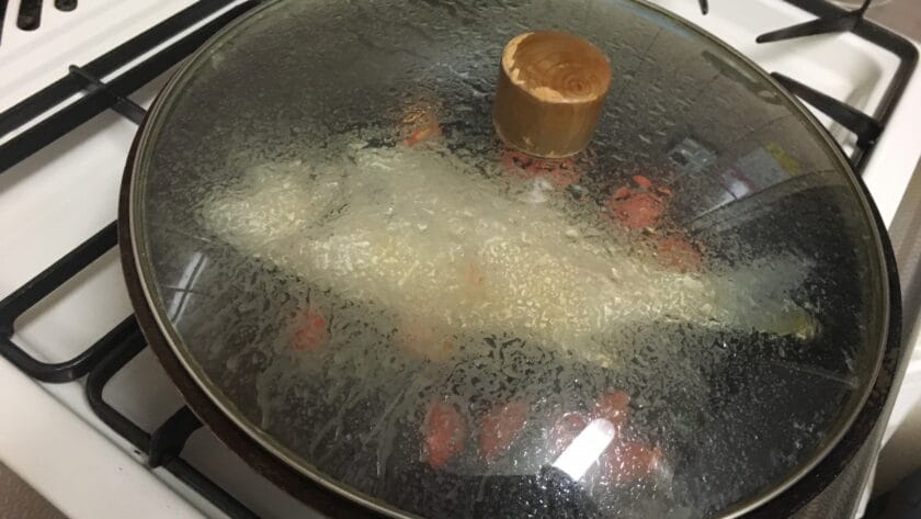 オリーブ油で皮目に焼く|釣れた魚を丸ごとアクアパッツァ