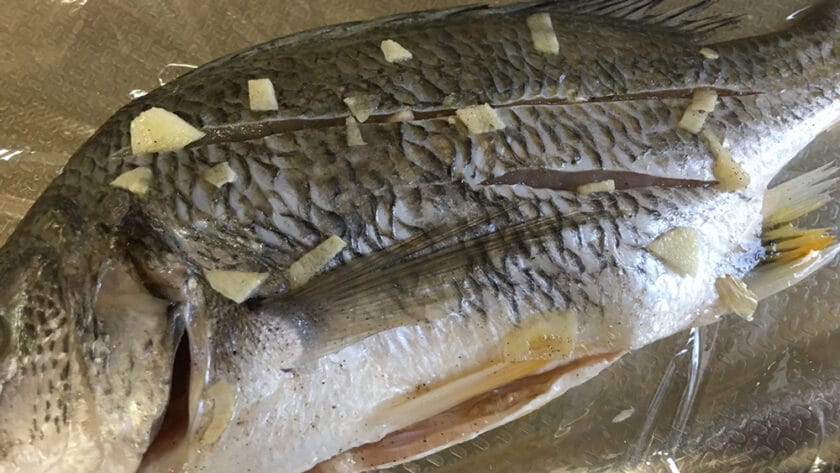 下味をつけて寝かせる2|釣れた魚を丸ごとアクアパッツァ