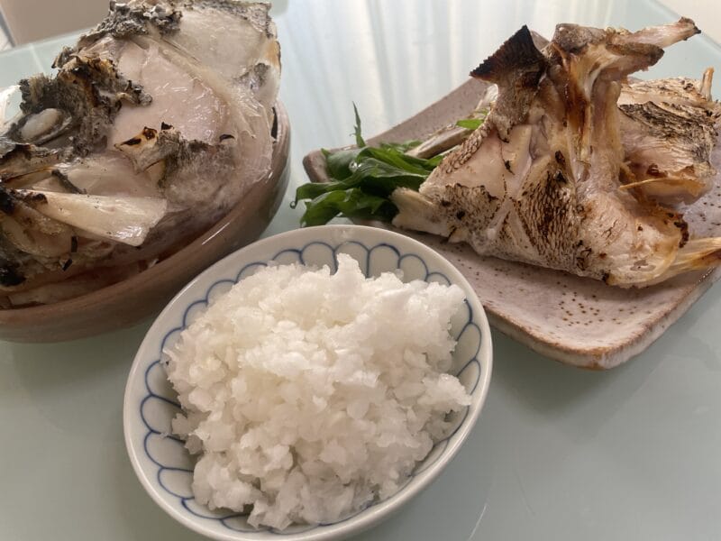 鬼おろし大根で食べる頭とカマの塩焼き