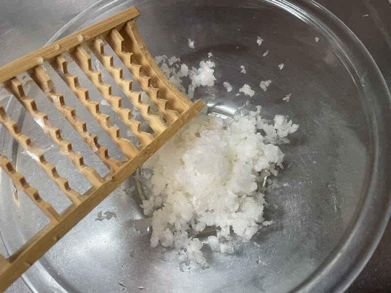 鬼おろし器で大根をおろす｜鬼おろし大根で食べる魚の頭とカマの塩焼き