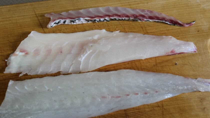 サク取りした切り身と中骨