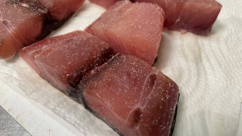 ブリに振り塩をする|ブリかぶみぞれ鍋