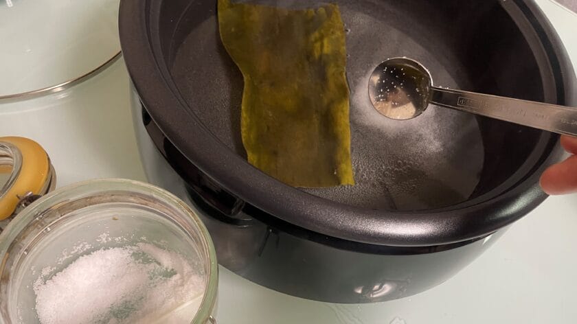 昆布だしを合わせる|ブリのかぶみぞれ鍋