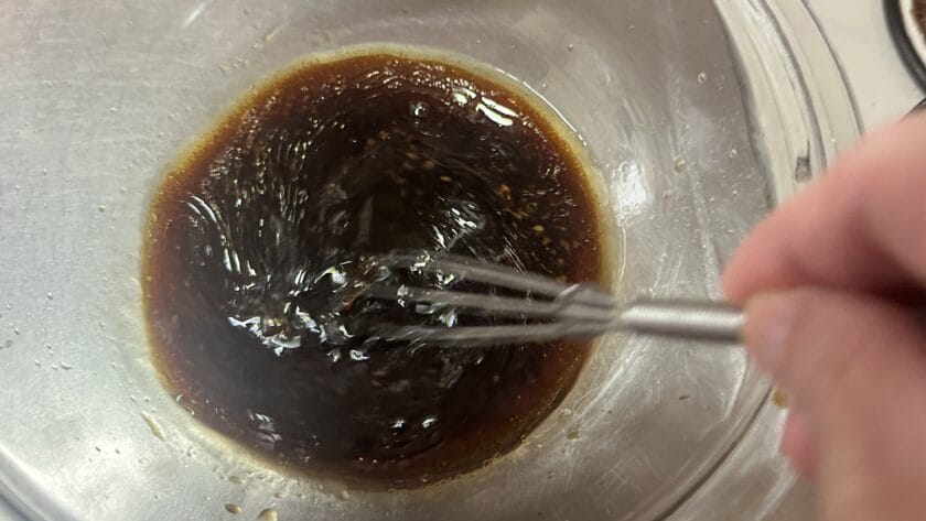 材料を混ぜる|魚の揚げ焼・ピリ辛ねぎ酢醤油がけ、レシピ