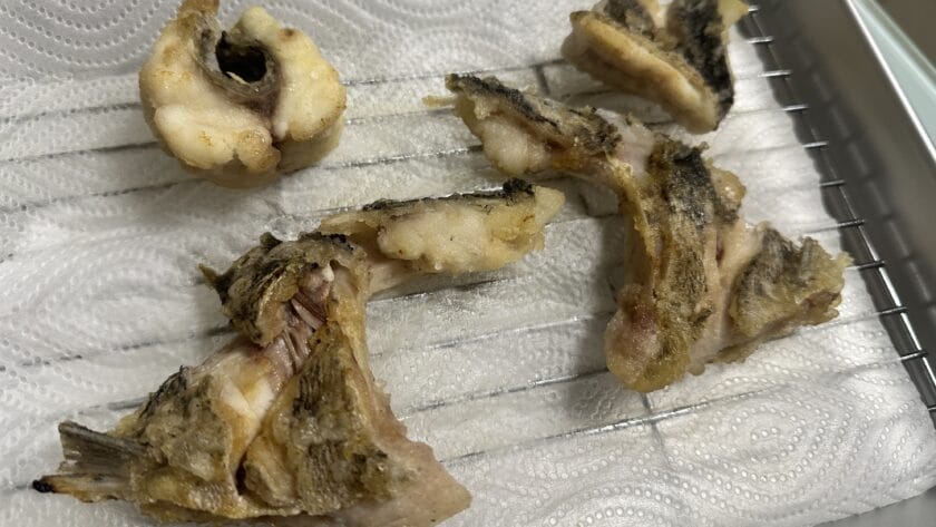 余分な油を切る|魚の揚げ焼・ピリ辛ねぎ酢醤油がけ、レシピ