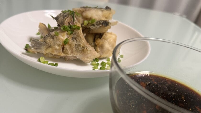 皿に並べてねぎを振る|魚の揚げ焼・ピリ辛ねぎ酢醤油がけ、レシピ