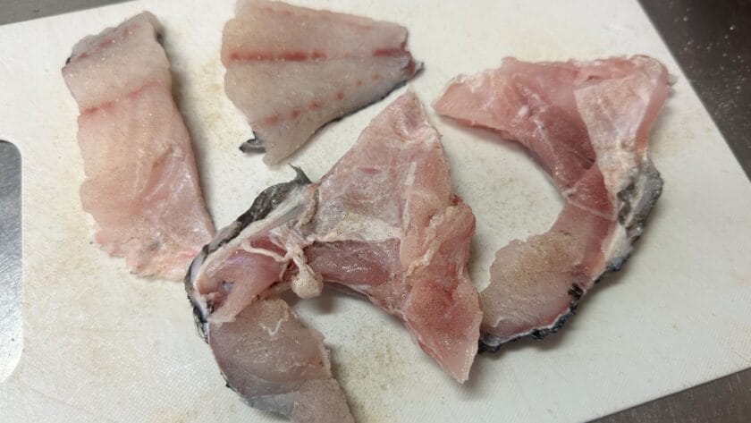 下味をつける|魚の揚げ焼・ピリ辛ねぎ酢醤油がけ、レシピ