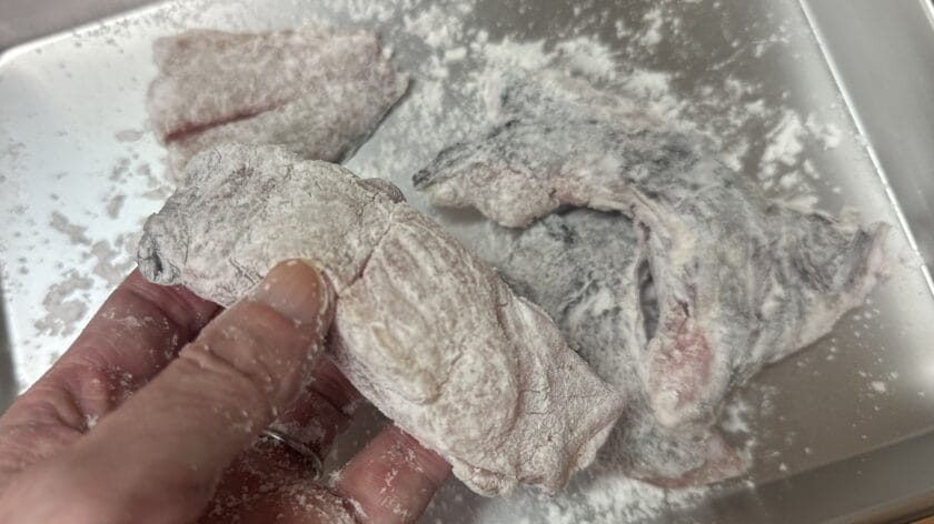 粉をはたく|魚の揚げ焼・ピリ辛ねぎ酢醤油がけ、レシピ