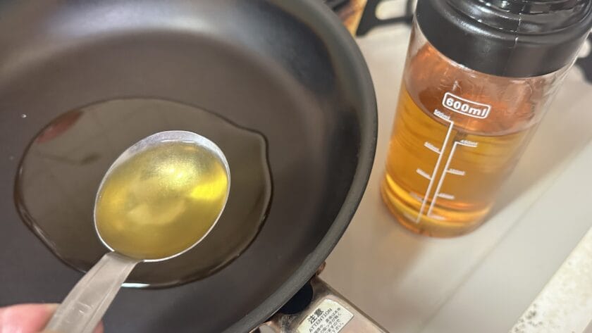 フライパンでねぎ油を温める|魚の揚げ焼・ピリ辛ねぎ酢醤油がけ、レシピ