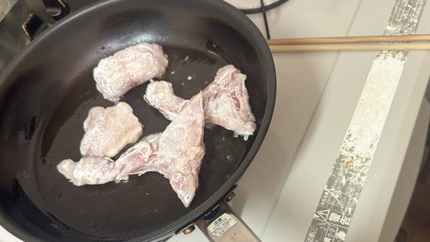 揚げ焼にする|魚の揚げ焼・ピリ辛ねぎ酢醤油がけ、レシピ