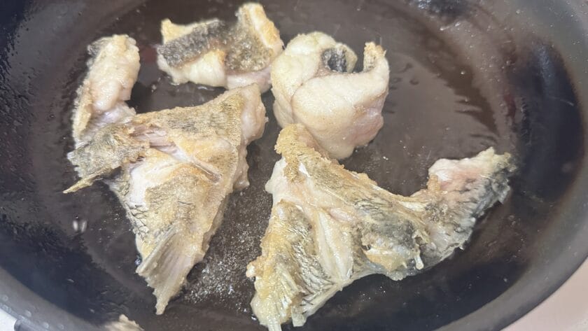 揚げ焼にする2・片面|魚の揚げ焼・ピリ辛ねぎ酢醤油がけ、レシピ