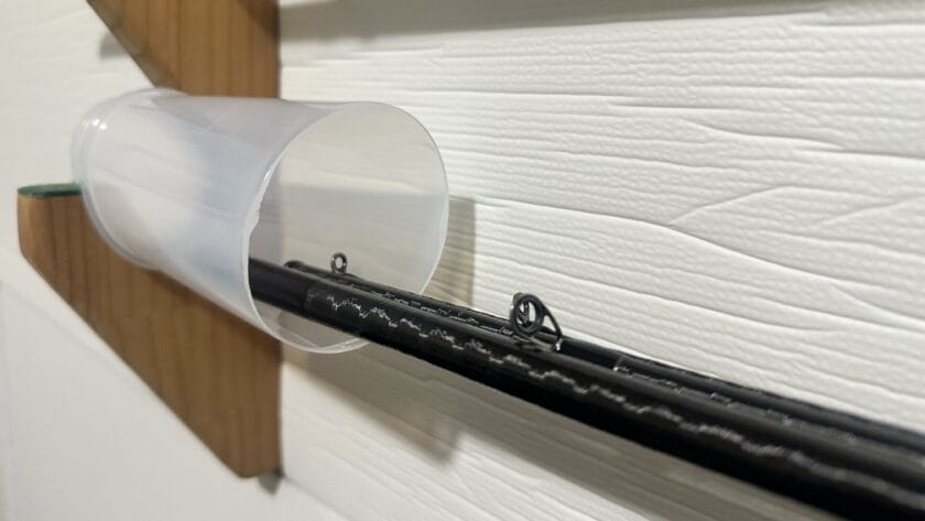 
3ピースの短いロッドを壁掛けロッドスタンドに掛ける方法