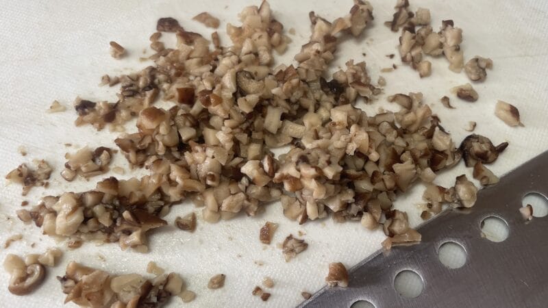 きのこのデュクセル｜きのこのデュクセルを衣にした白身魚の香味パン粉焼き、釣果メシ