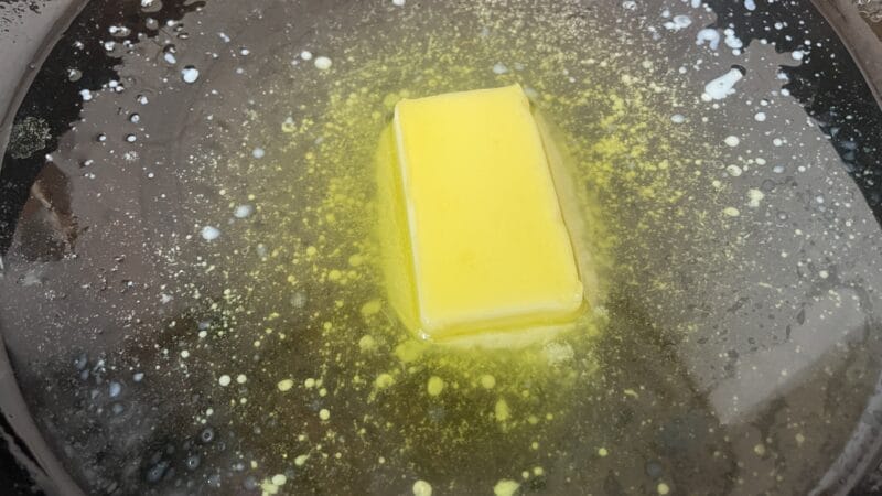 バターで焼く｜きのこのデュクセルを衣にした白身魚の香味パン粉焼き、釣果メシ