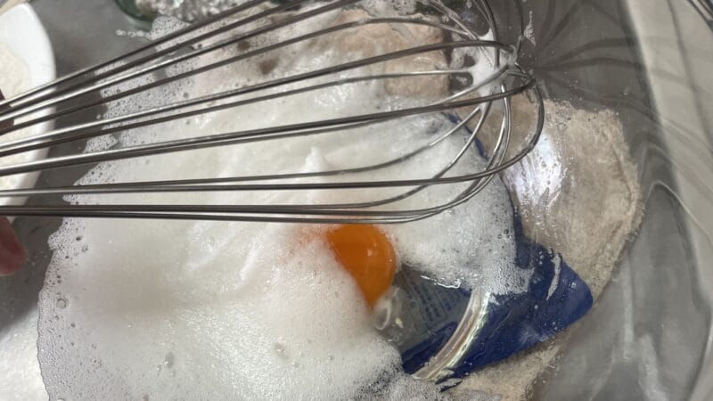 冷やしながら泡立てる｜きのこのデュクセルを衣にした白身魚の香味パン粉焼き、釣果メシ