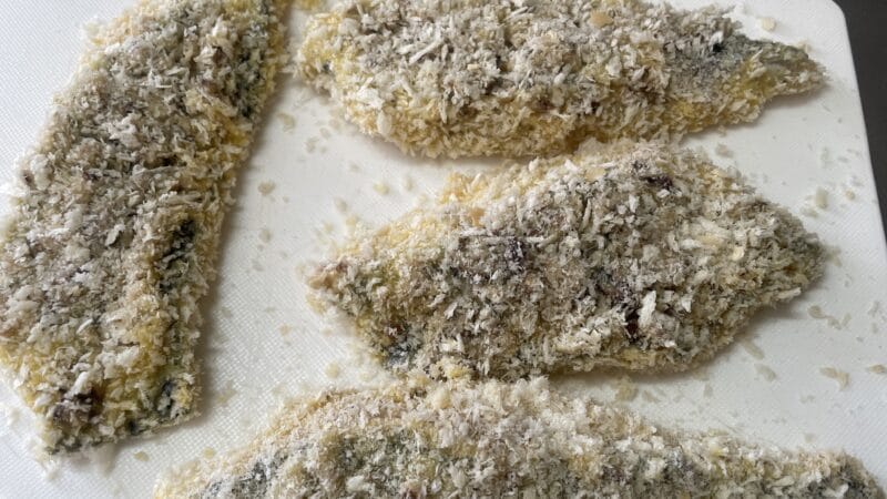 きのこのデュクセルを衣にした白身魚の香味パン粉焼き、釣果メシ