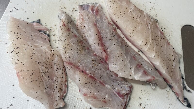 下味をつけるきのこのデュクセルを衣にした白身魚の香味パン粉焼き、釣果メシ