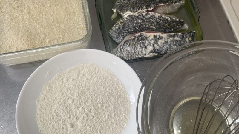 きのこのデュクセルを衣にした白身魚の香味パン粉焼き、釣果メシ