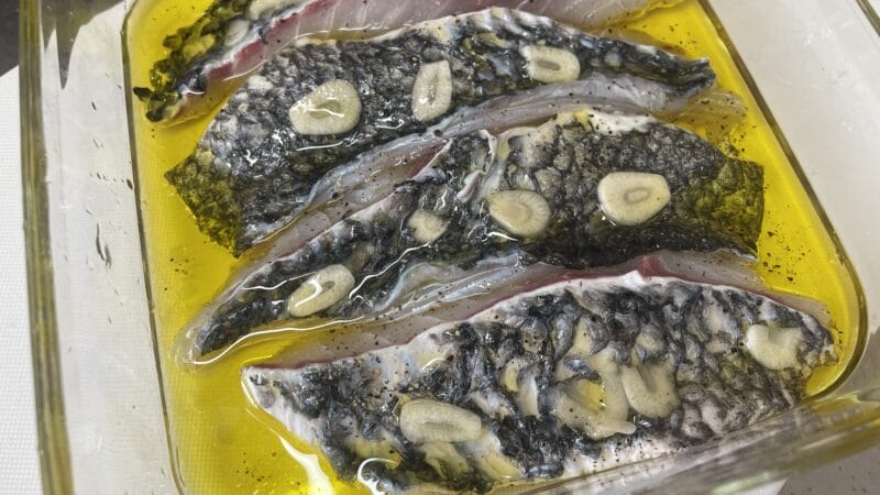 オリーブ油に漬け込む｜きのこのデュクセルを衣にした白身魚の香味パン粉焼き、釣果メシ