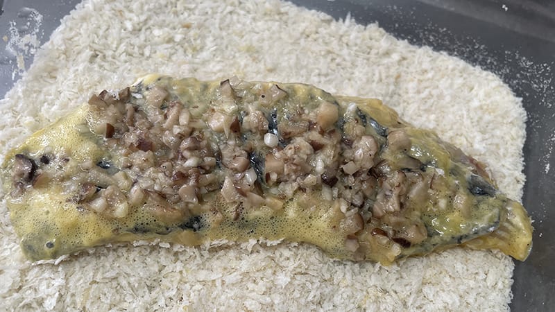 パン粉をまぶす｜きのこのデュクセルを衣にした白身魚の香味パン粉焼き、釣果メシ