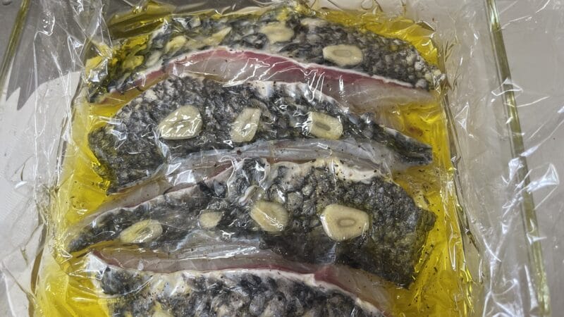 ラップで密閉する｜きのこのデュクセルを衣にした白身魚の香味パン粉焼き、釣果メシ