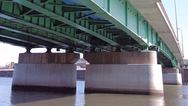 橋脚やストラクチャー周辺｜チニングでシャッドが有効なポイント