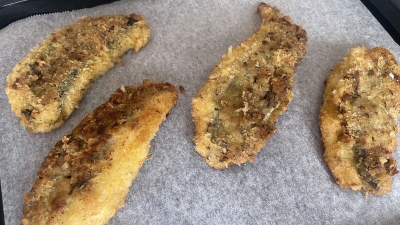 オーブンで焼く｜きのこのデュクセルを衣にした白身魚の香味パン粉焼き、釣果メシ