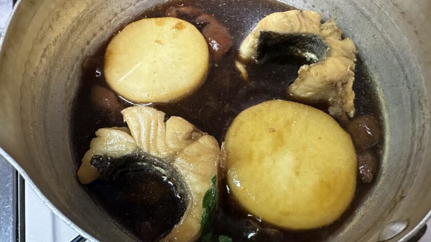 煮汁を回しかけながら煮る|釣り魚の梅照り煮,レシピ,釣果メシ