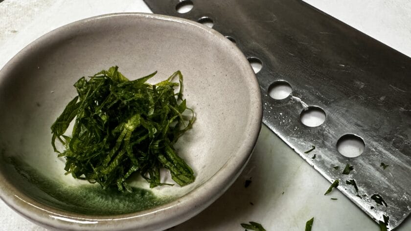 飾り用大葉を切る|釣り魚の梅照り煮,レシピ,釣果メシ