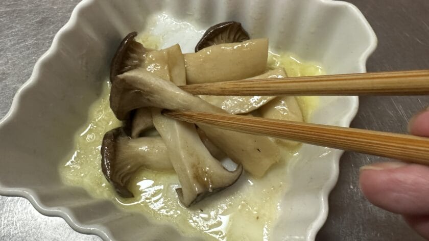 エリンギのバター蒸し、つけあわせ｜白身魚のバジルオイル焼き・冷たい生トマトアッシェソース、レシピ