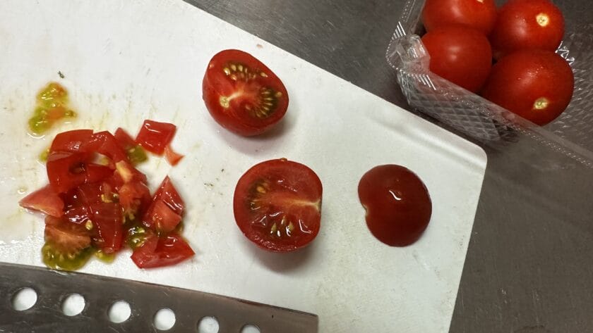 トマトをみじん切り｜白身魚のバジルオイル焼き・冷たい生トマトアッシェソース、レシピ