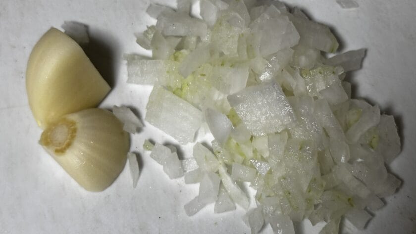 香味野菜をみじん切り｜白身魚のソテー・ブールブランソース,レシピ,つくり方