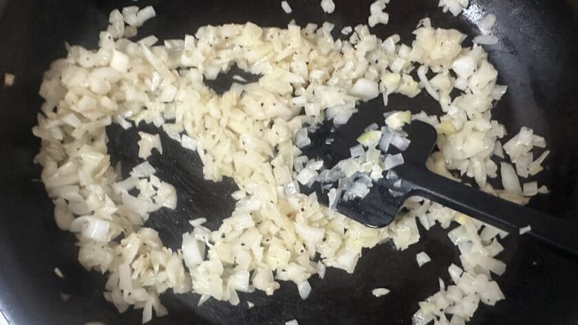 玉ねぎを炒める｜白身魚のオニオンチーズパイ,レシピ,釣果メシ