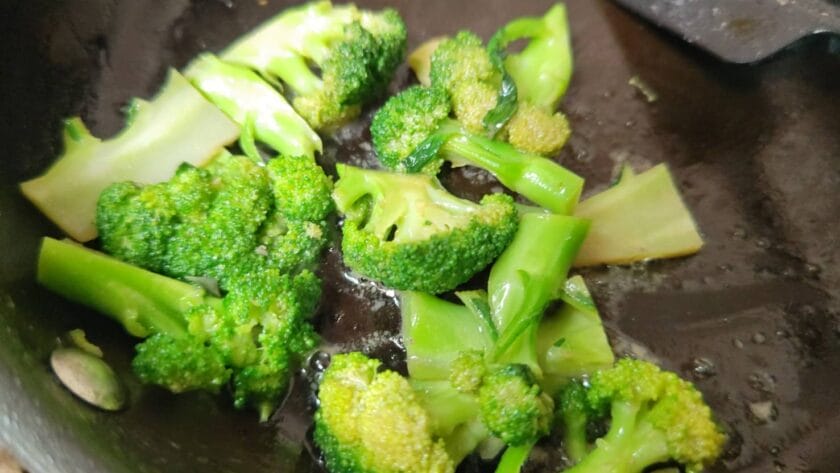 付け合せを用意｜白身魚のオニオンチーズパイ,レシピ,釣果メシ