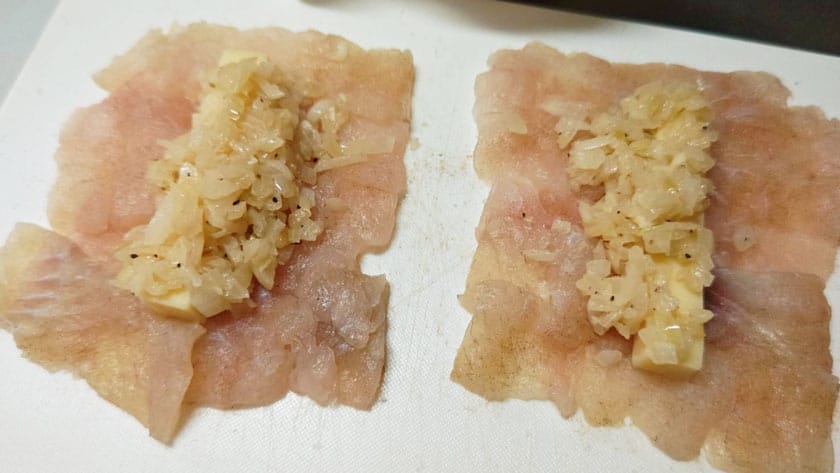 具材を詰める｜白身魚のオニオンチーズパイ,レシピ,釣果メシ