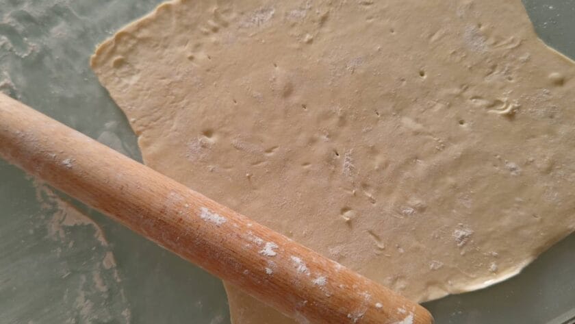 パイシート広げる｜白身魚のオニオンチーズパイ,レシピ,釣果メシ