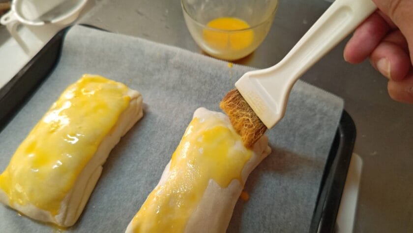 つや出しを塗る｜白身魚のオニオンチーズパイ,レシピ,釣果メシ