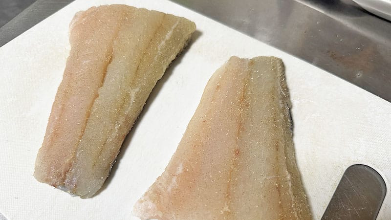 魚に塩こしょうする｜白身魚のソテー・ブールブランソース,レシピ,つくり方