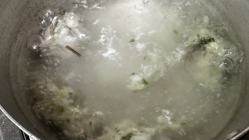 つみれを湯がく｜魚だしざる蕎麦,レシピ