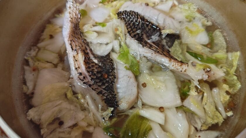 スープで煮ていく｜白身魚の酸菜魚のつくり方,レシピ,釣果メシ