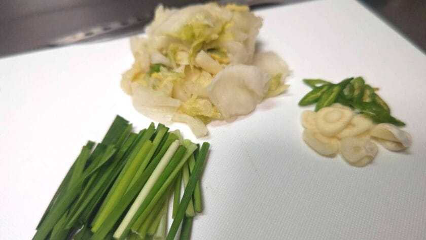 材料をカットする｜白身魚の酸菜魚のつくり方,レシピ,釣果メシ