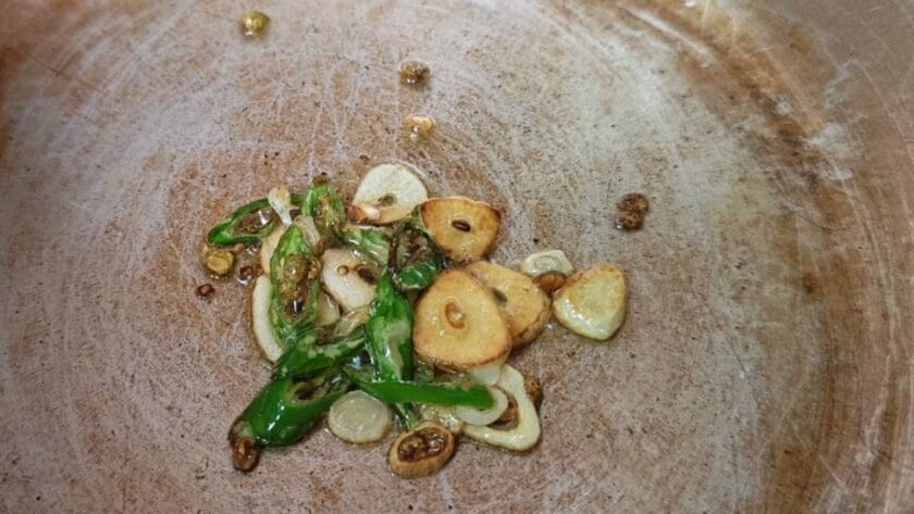 炒めて香味を引き出す｜白身魚の酸菜魚のつくり方,レシピ,釣果メシ