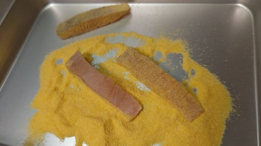 コーングリッツをつける|白身魚のとうもろこし揚げ・フレッシュサルサとグアカモーレ,レシピ,釣果メシ