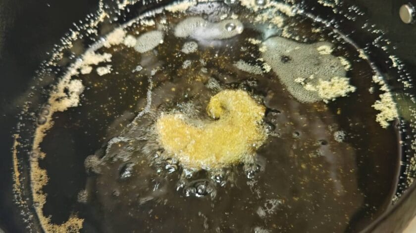 油で揚げる|白身魚のとうもろこし揚げ・フレッシュサルサとグアカモーレ,レシピ,釣果メシ