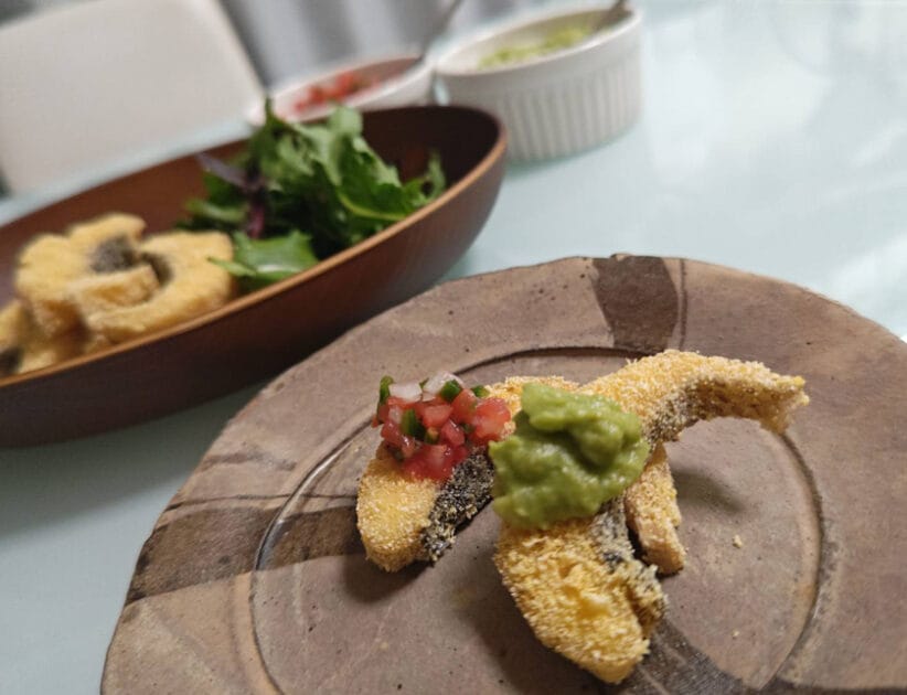 白身魚のとうもろこし揚げ・フレッシュサルサとグアカモーレ|釣果メシ