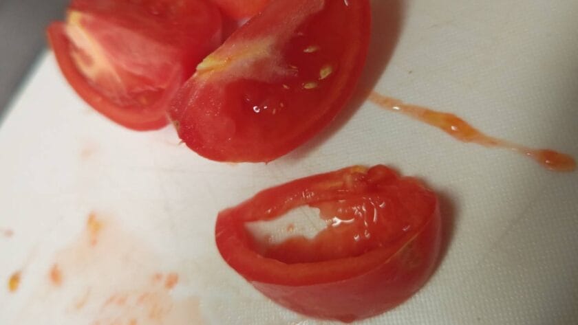 トマトの種を抜き切る|白身魚のとうもろこし揚げ・フレッシュサルサとグアカモーレ,レシピ,釣果メシ